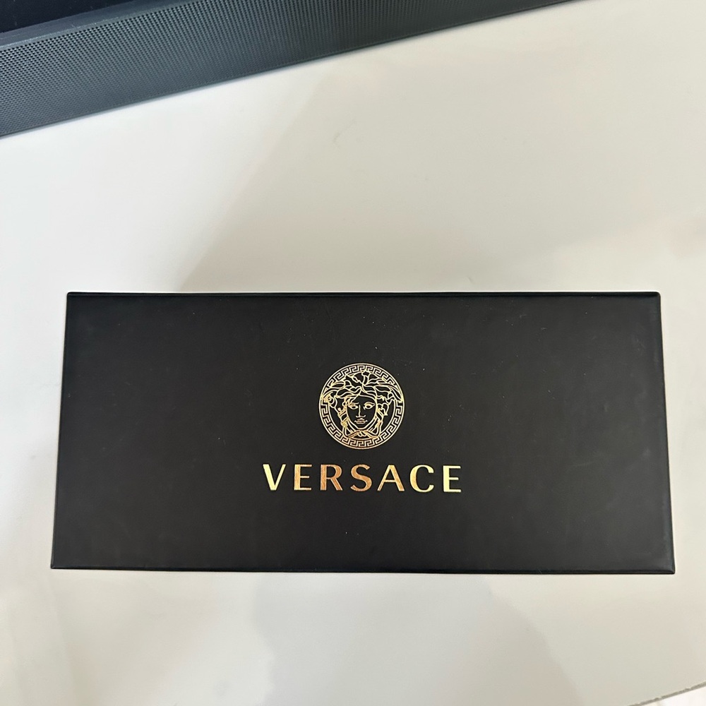 Versace Sunglasses FULL INCLUSION. BOX, SUNGLASS BOX AND WIPE - Picture 8 of 9